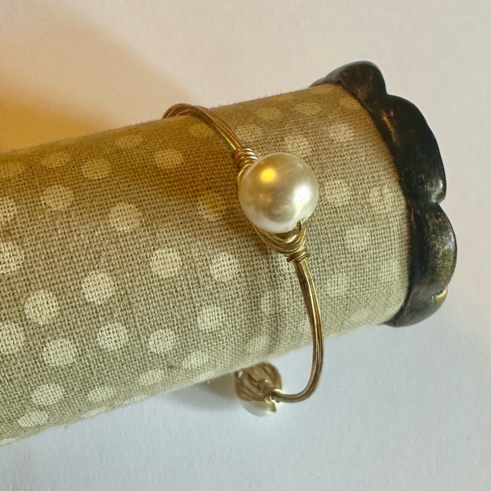 Elegant Gold and Pearl Bangle Bracelet - Picture 2 of 4